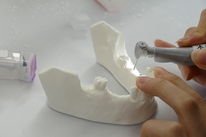 歯科技工士科2年生「インプラントの理論」授業風景