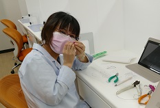 歯科技工士科2年生「矯正技工実習」授業風景