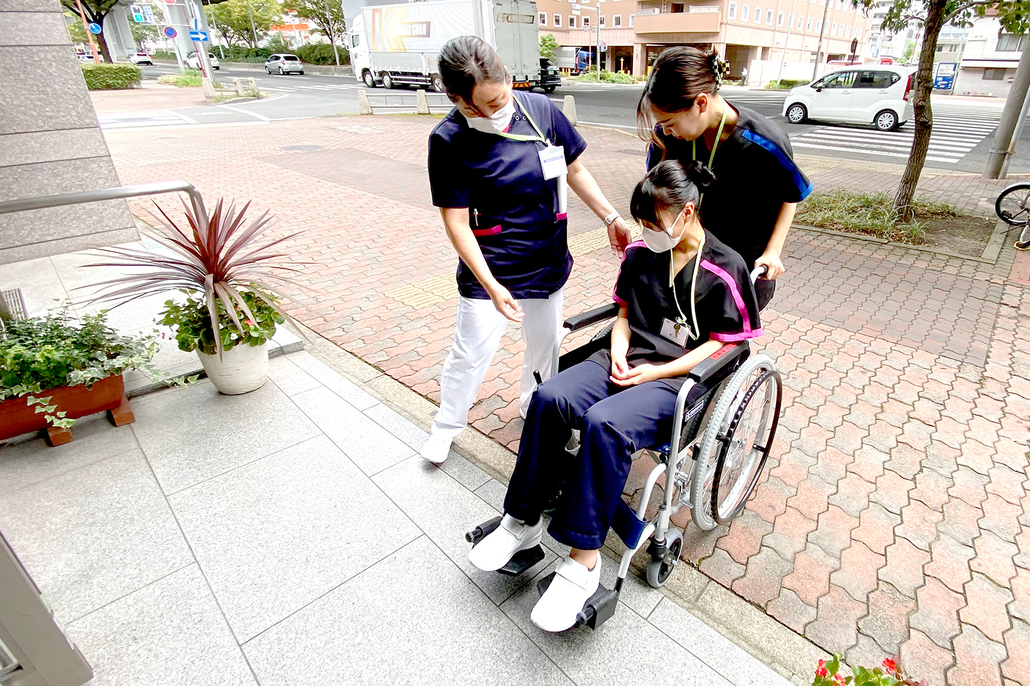 車椅子で患者さんの移送にチャレンジ！